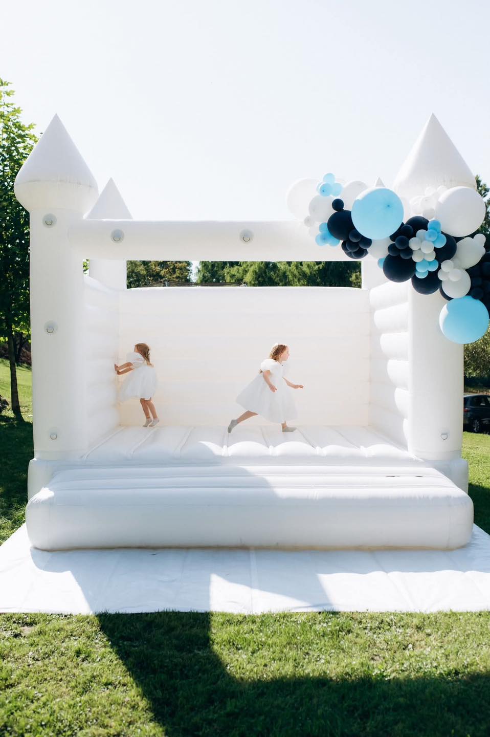 Bílý skákací hrad